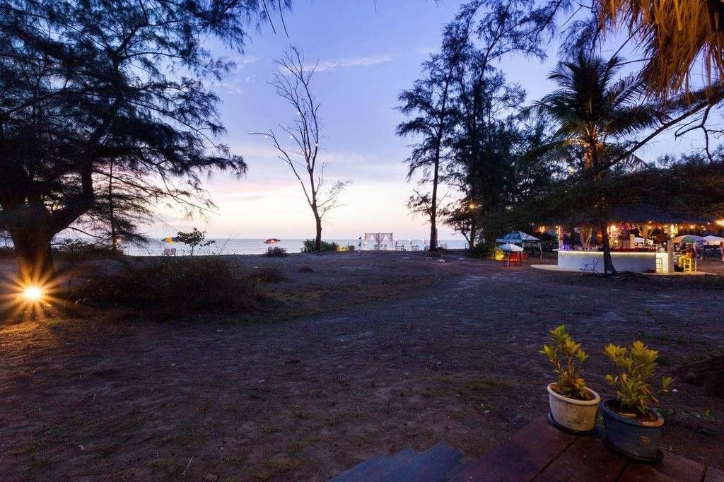 Micky Monkey Beach At Maikhao Beach Hotell Mai Khao Exteriör bild