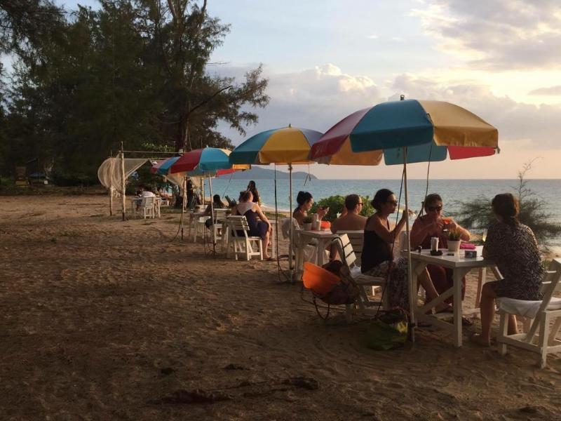 Micky Monkey Beach At Maikhao Beach Hotell Mai Khao Exteriör bild